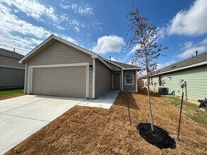 Building Photo - *COMING SOON* 3 Bedroom / 2 Bath Home Near Brauning Lake Park!