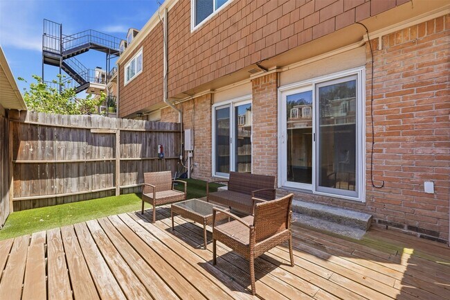 Building Photo - 450 N Post Oak Ln