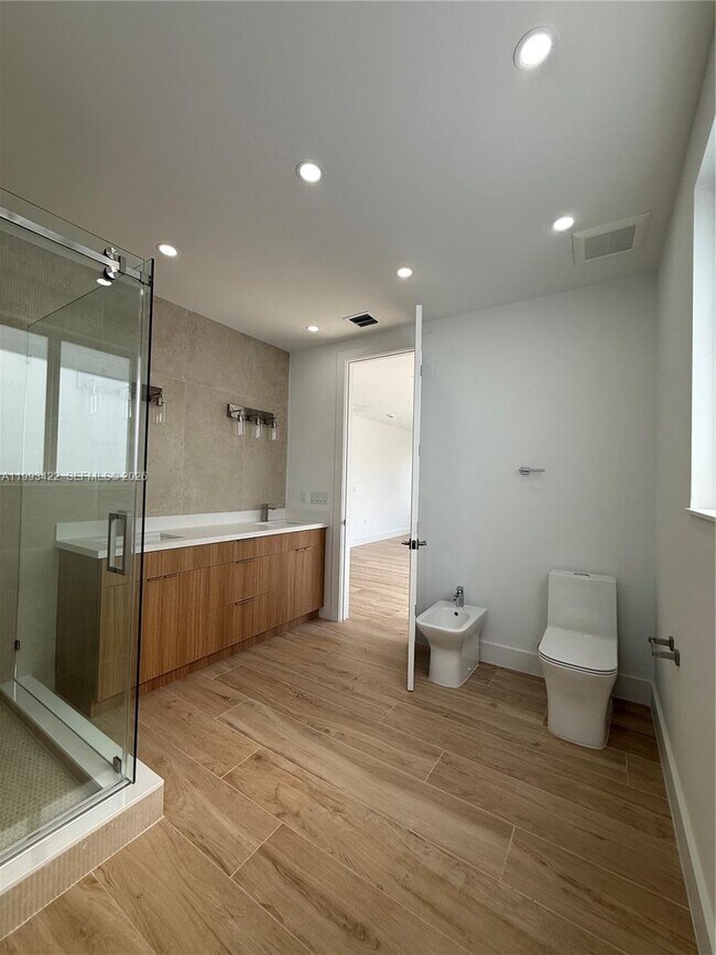 Building Photo - 1981 SW 33rd Ave