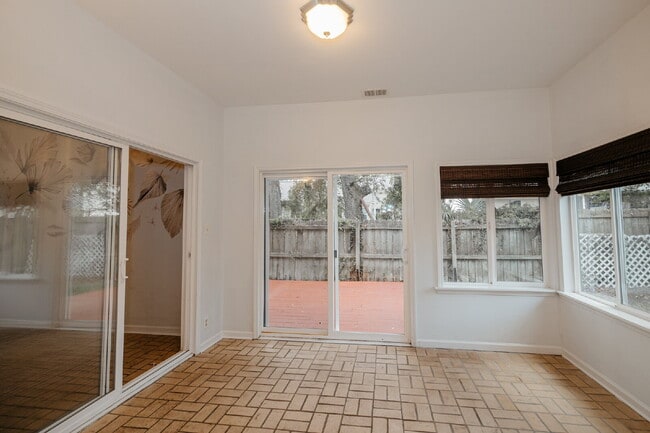Building Photo - Charming 3-Bedroom Home with Hardwood Floors in Shadowmoss