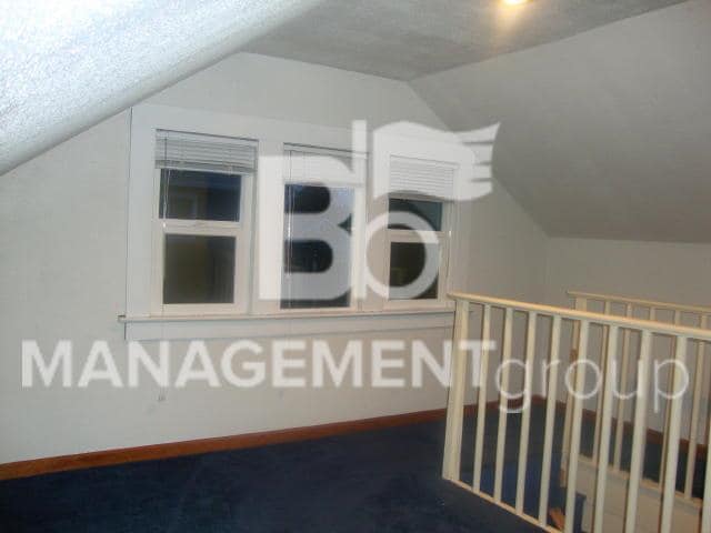 Building Photo - Charming Sellwood Home Offers Lots of Character & Charm!