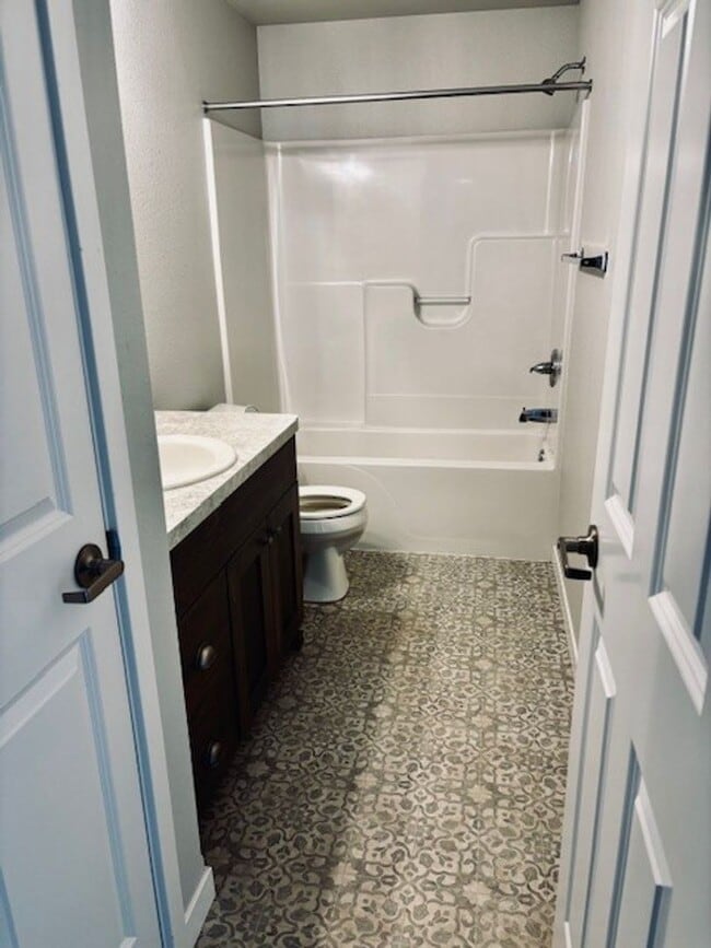 Building Photo - 4 Bed 2 Bath Single Family Home