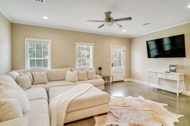 Building Photo - FOR RENT in Crowley!