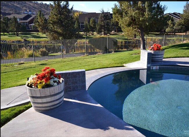 Building Photo - 1084 Golden Pheasant Dr
