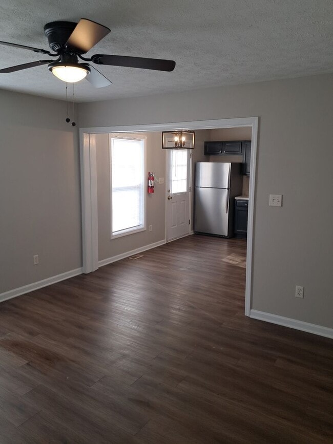 Building Photo - 2 Bedroom and 1 Bathroom Duplex