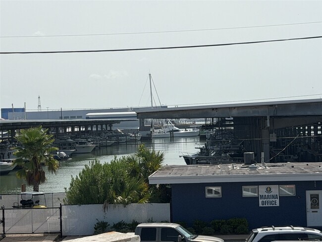 Building Photo - 702 N Holiday Dr