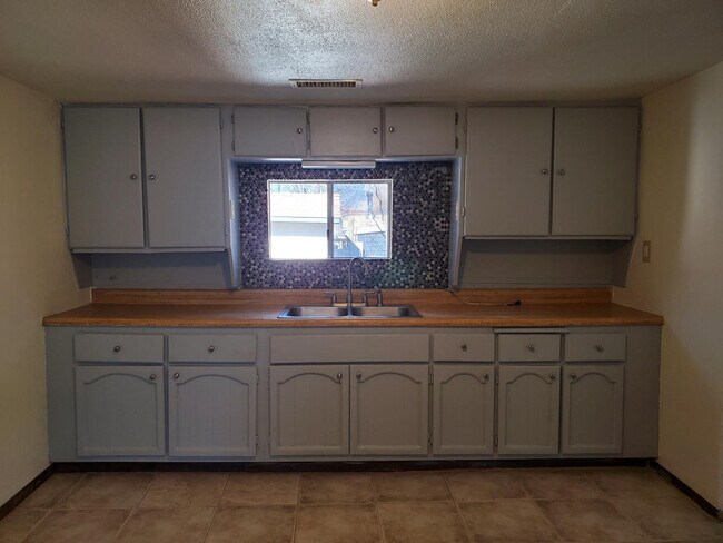 Building Photo - 515 S O'Leary St