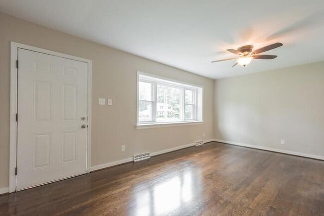 Building Photo - Spacious 4 Bedroom Home in West End Manor – $2,400/mo