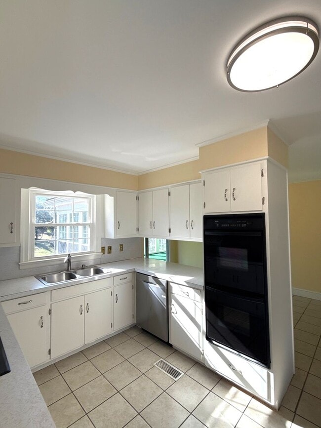 Building Photo - Beautiful 5 Bedroom 3 Bathroom House on Country Club Golf Course!