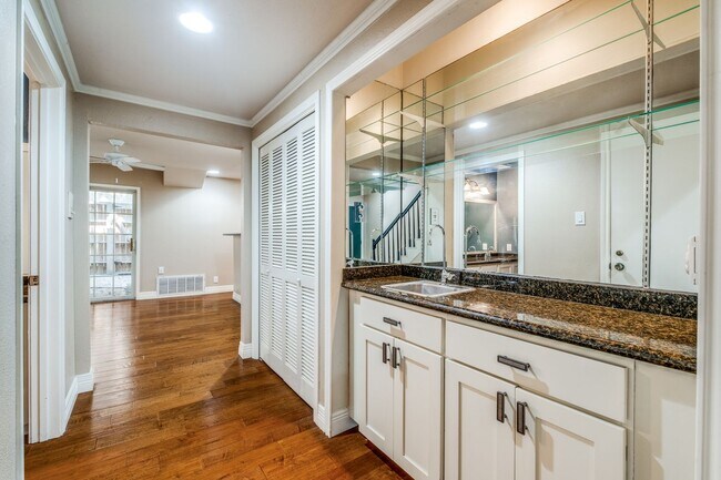 Building Photo - 3-BEDROOM TOWNHOME IN DIJON NORTH, ALAMO HEIGHTS