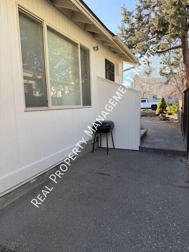 Building Photo - 1115 NE Hidden Valley Dr