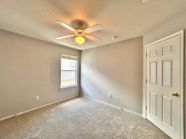 Building Photo - Charming 3BR/2BA Two-Level Home with Cover...