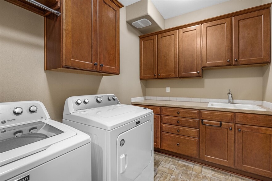 Building Photo - 3640 SW Baird St