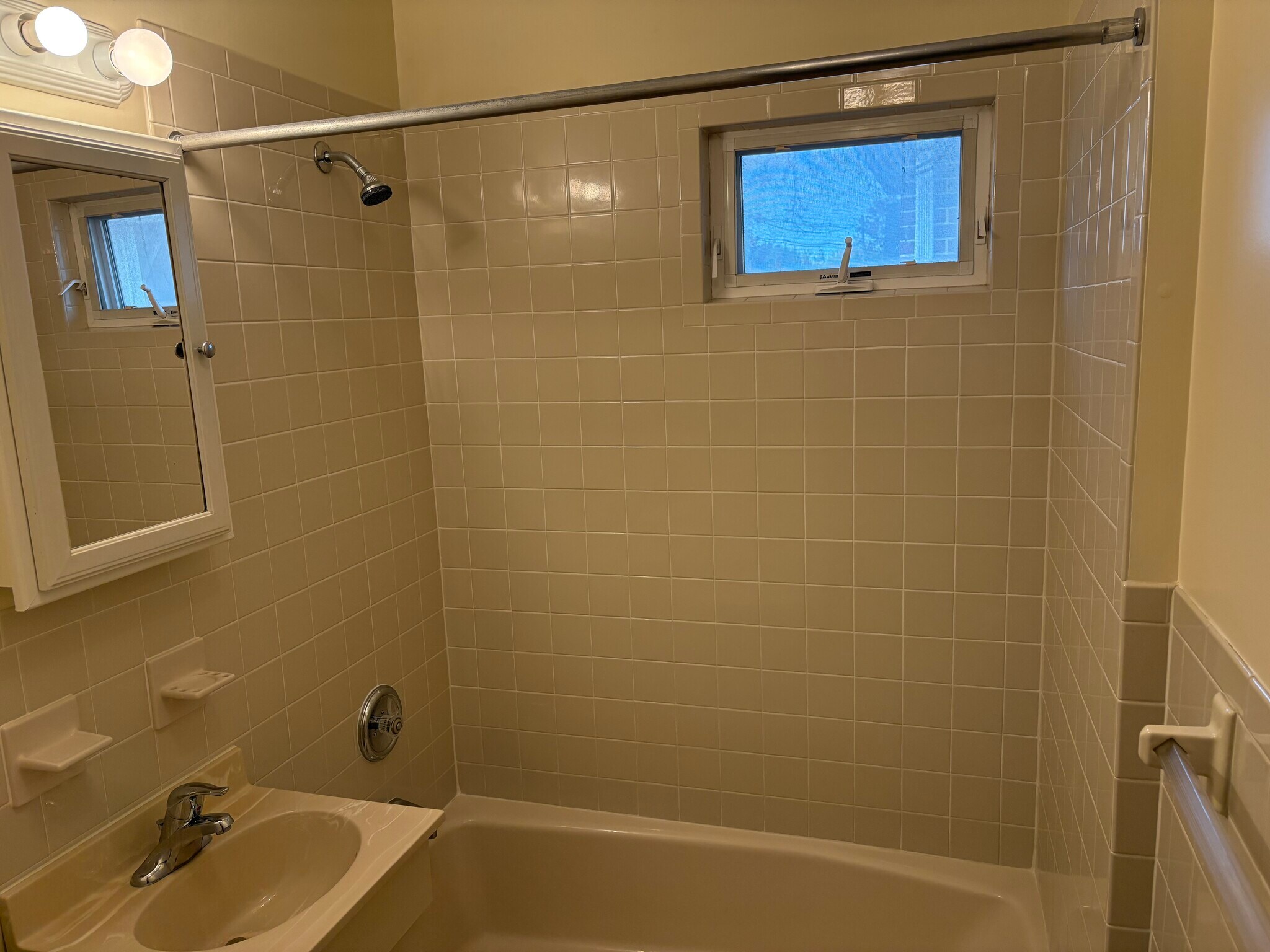 Building Photo - 1356 Roosevelt Ave