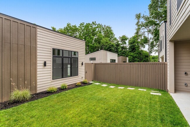 Building Photo - Stunning New Townhome in The Heart of East Nashville