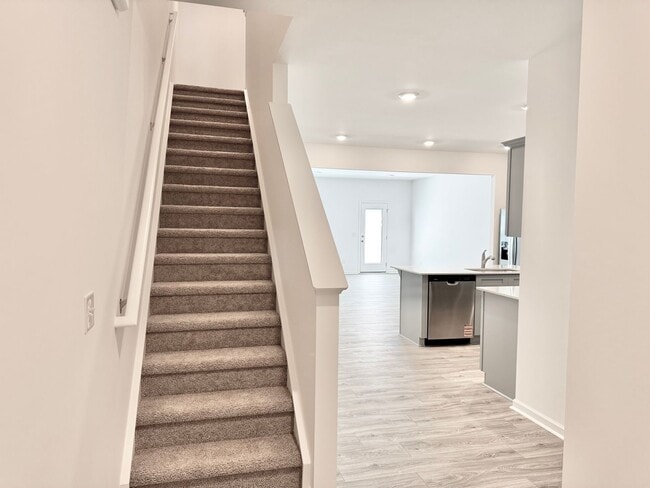 Building Photo - 3 br 2.5 ba townhome AVAILABLE JULY 16TH close to freeways and shopping!