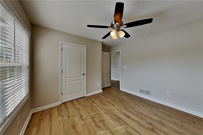 Building Photo - 42 Oak Springs Ln