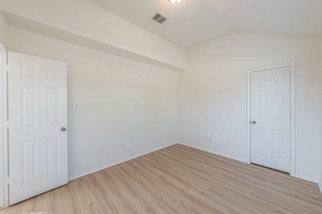 Building Photo - 3 Bedroom 2 Bath Home