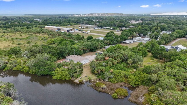 Building Photo - "Spacious 4-Bedroom Retreat with 3400 Sq Ft of Comfort in Gibsonton, FL!"