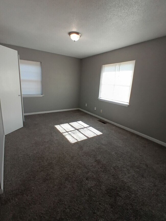 Building Photo - Clean Home