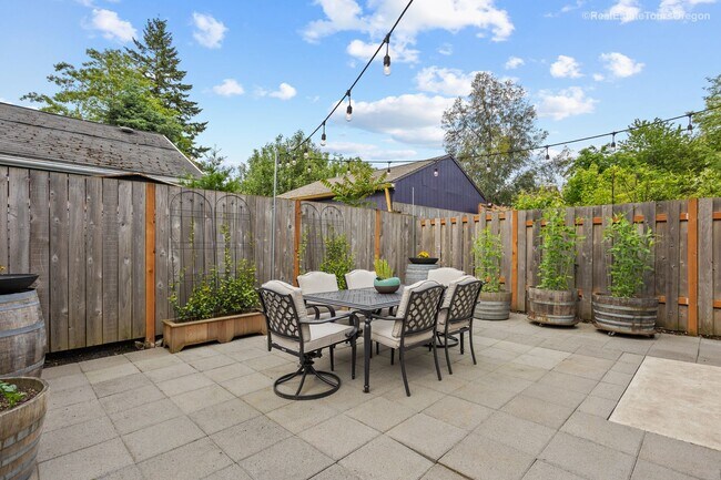 Building Photo - Bright and Modern Home Near Woodstock with...