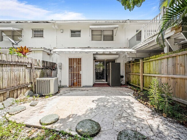 Building Photo - 3609 Townhouse Ct