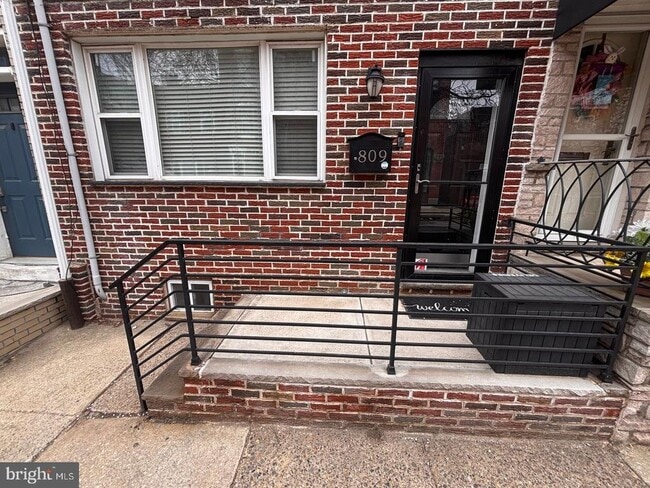 Building Photo - 809 Morris St