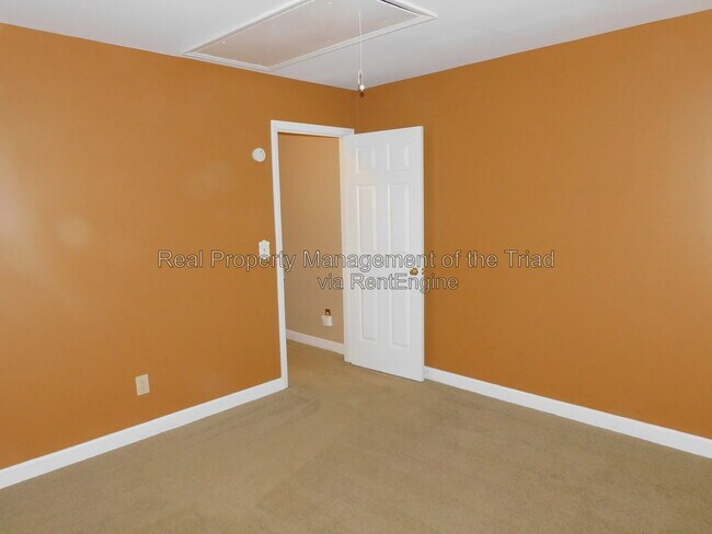 Building Photo - 12 Cedar Knoll Dr