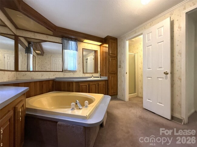 Building Photo - 2039 Vista Rd