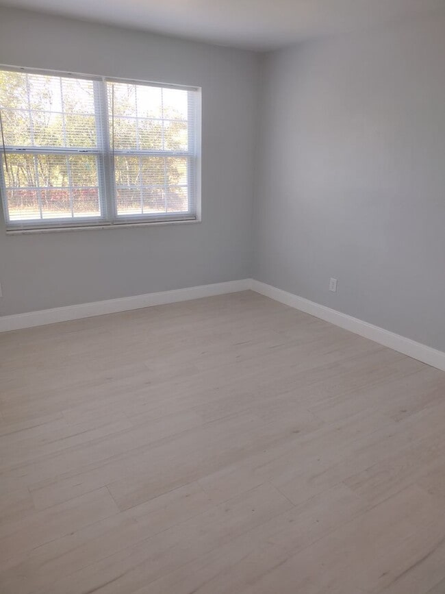 Building Photo - Adorable UPDATED 1 bedroom 1 Bath home with bonus Room