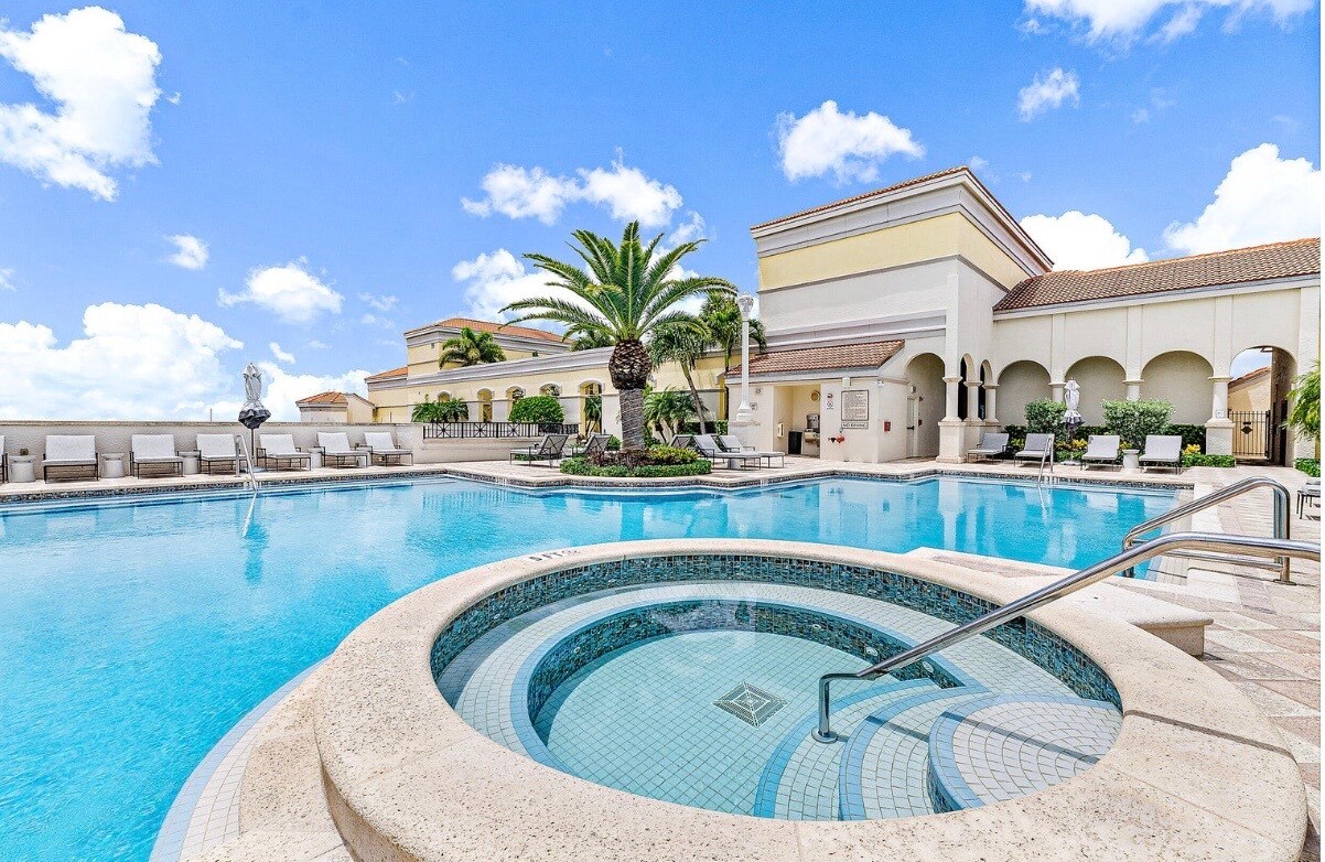 Building Photo - 701 S Olive Ave