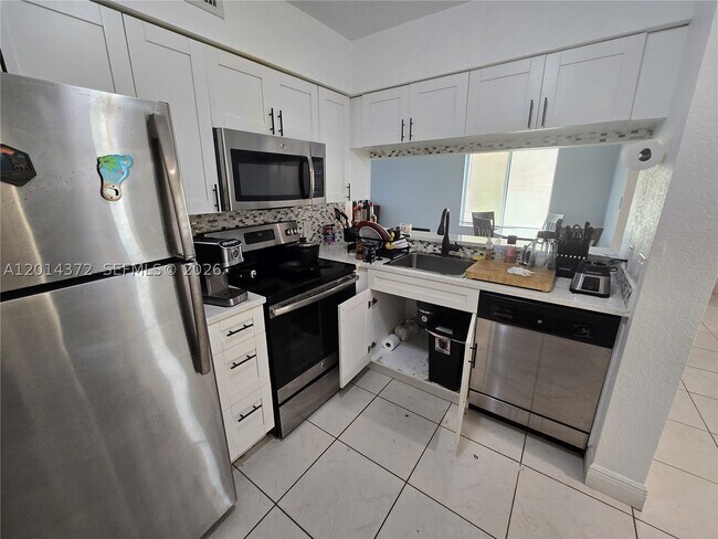 Building Photo - 1001 Coral Club Dr