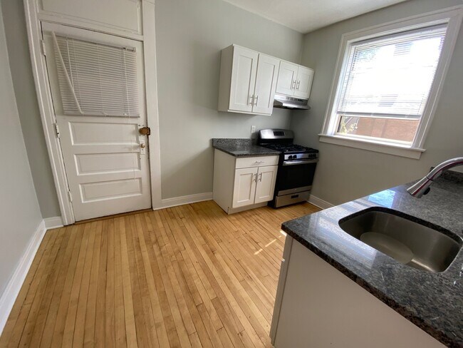 Building Photo - 734 Reba Pl
