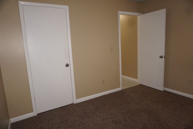 Building Photo - Westside 2/2 Townhome Near NAS