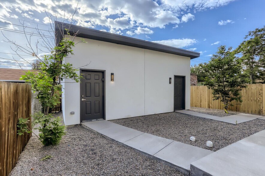 Building Photo - Exquisite Lincoln Park townhouse near 10th & Osage Station