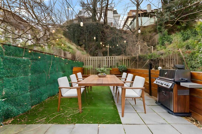 Building Photo - 447 Pavonia Ave