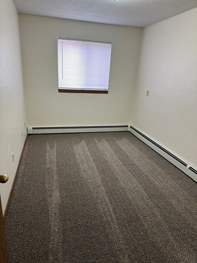 Building Photo - Four Bedroom Apartment