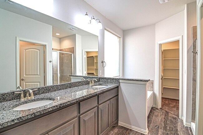 Building Photo - 1219 Santa Clara Dr