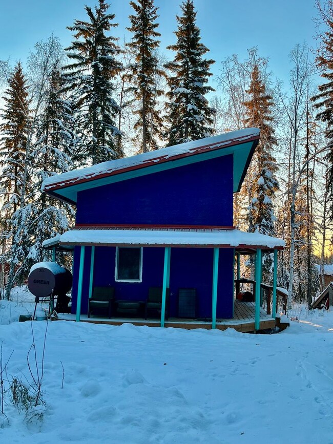 Building Photo - Cute cabin in the woods for rent