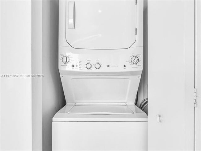 Building Photo - 121 NE 34th St