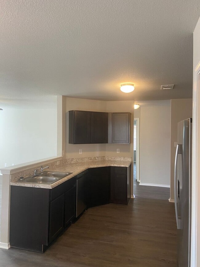 Building Photo - Pre-Leasing | Beautiful 3 Bedroom, 2 Bathroom Home in Fairview Haven with a Private Fenced Backyard