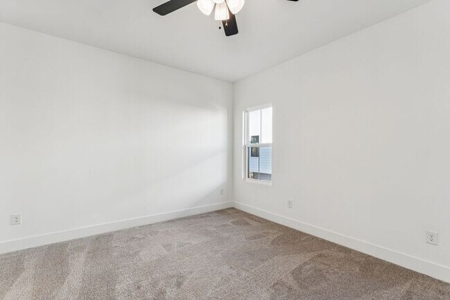 Building Photo - High-End 2BR Townhome | Rooftop Terrace + 2-Car Garage | 24-Unit Commnity