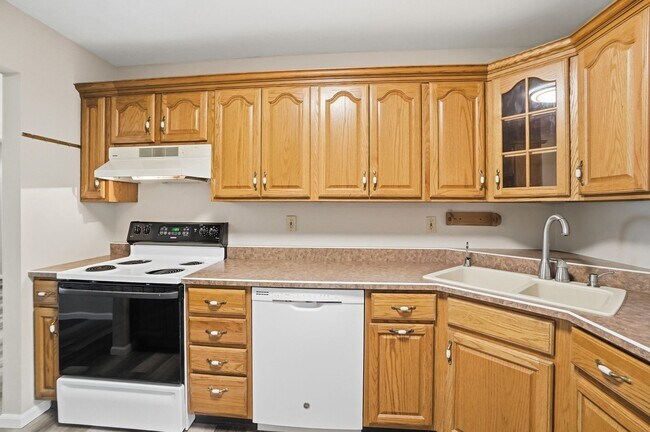 Building Photo - Three Bedroom Home with Great Outdoor Entertainment Space!