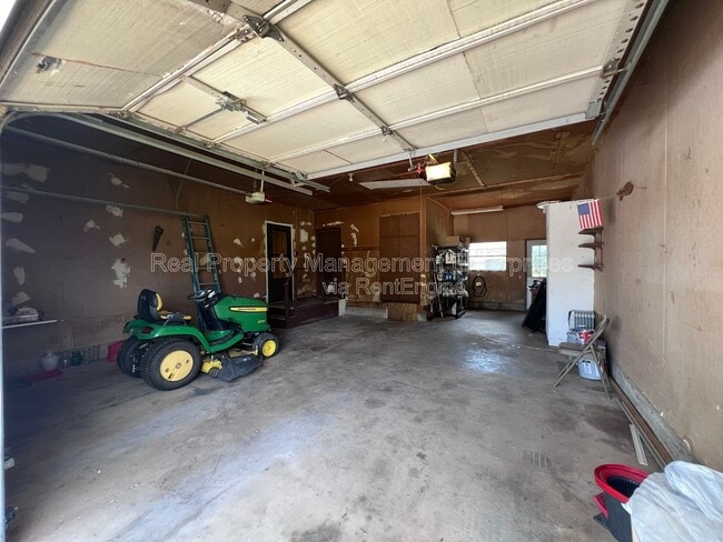 Building Photo - 204 Wolf Ln