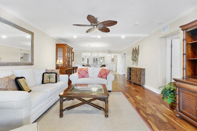 Building Photo - 33 Comares Ave