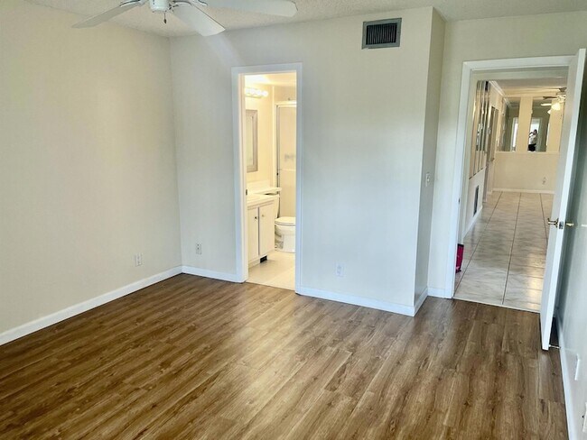 Building Photo - 536 Shady Pine Way