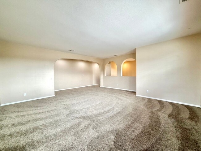 Building Photo - Spacious 5 Bedroom Wolf Creek Home with Balcony, Loft & Secondary Kitchen