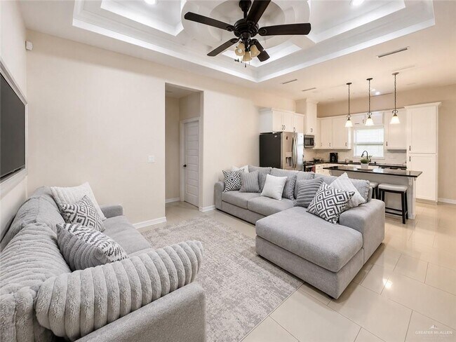 Building Photo - 13 E Imperial Oaks Dr