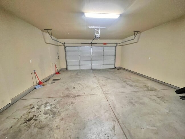 Building Photo - Beautiful 5 bed 3 1/2 bath with SOLAR! Great location!