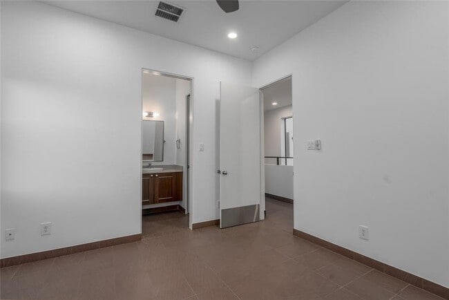 Building Photo - 118 Tuam St